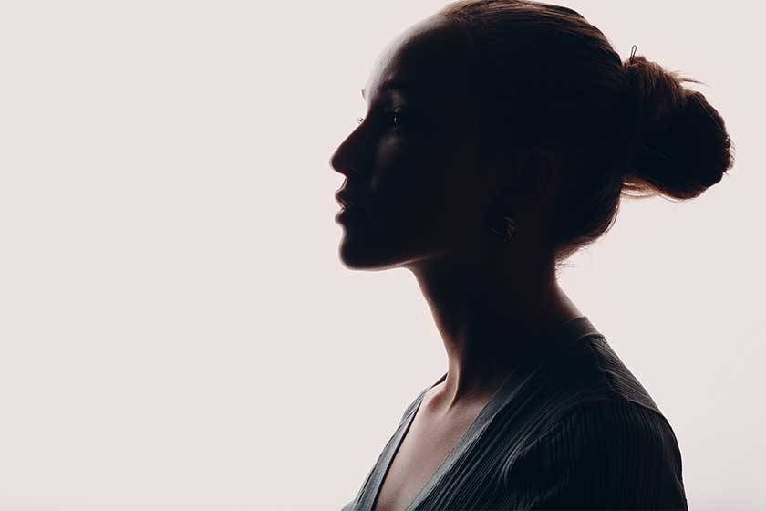 rostro de una mujer mirando al frente